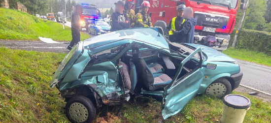 USTRZYKI DOLNE: Zderzenie dwóch pojazdów. Jedna osoba trafiła do szpitala [ZDJĘCIA]