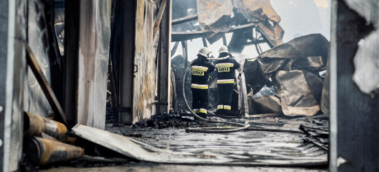 Wojewoda na miejscu pożaru sanockiej fabryki (FOTO)