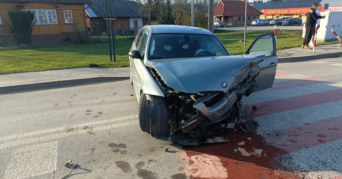 Driftował BMW, skasował Volvo. 21-latek stracił prawo jazdy [ZDJĘCIA]