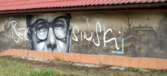 SANOK: Fotografie Beksińskiego na ścianach miasta. Nowy projekt Arkadiusza Andrejkowa [ZDJĘCIA]