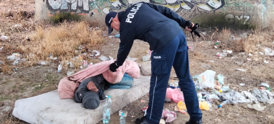 PODKARPACIE: Mroźne noce wciąż groźne. Policjanci uratowali mężczyznę przed wychłodzeniem