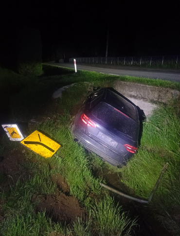 23-latek stracił panowanie nad pojazdem i wpadł do rowu [ZDJĘCIA]