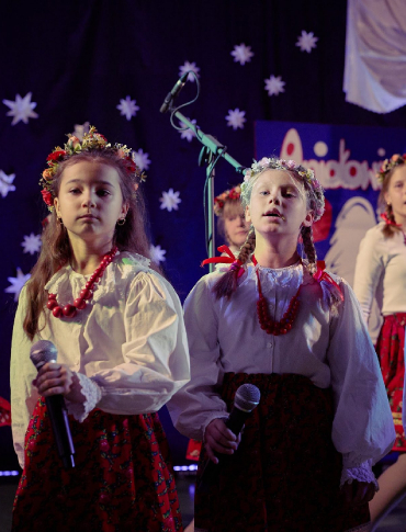 „Aniołowie pomagają bez fajerwerków”. Wyjątkowy koncert w SP 6 w Sanoku [VIDEO]