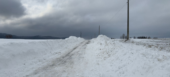 Zamiecie i zaspy paraliżują drogi w powiecie sanockim. Trudne warunki na Podkarpaciu [VIDEO, ZDJĘCIA]