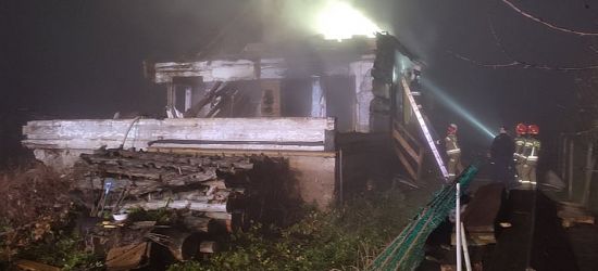 NOWE INFORMACJE. Pożar drewnianego domu. Strażacy uratowali część mieszkalną (VIDEO, ZDJĘCIA)