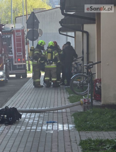 SANOK: Pożar piwnicy bloku przy ul. Cegielnianej. Ewakuowano mieszkańców! [VIDEO, ZDJĘCIA]