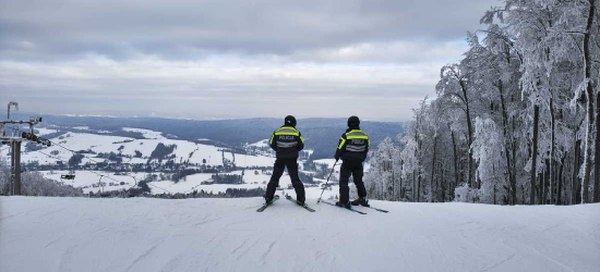 USTRZYKI DOLNE: Policyjne patrole narciarskie czuwają na stokach