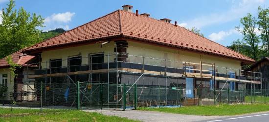 Trwa termomodernizacja Wiejskiego Domu Kultury w Bykowcach [ZDJĘCIA]