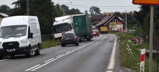 Zderzenie samochodów w Nowosielcach! Kierowca zakleszczony w pojeździe (FOTO)