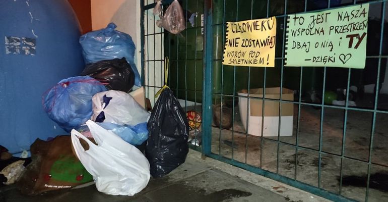 Sanuk.  Intervenția vecinilor.  – Omule, nu-ți lăsa bagajele sub coșul de gunoi!  (Fotografii, sondaj) |  Portalul Esanok.pl |  Sanuk TV – Știri – Anunțuri