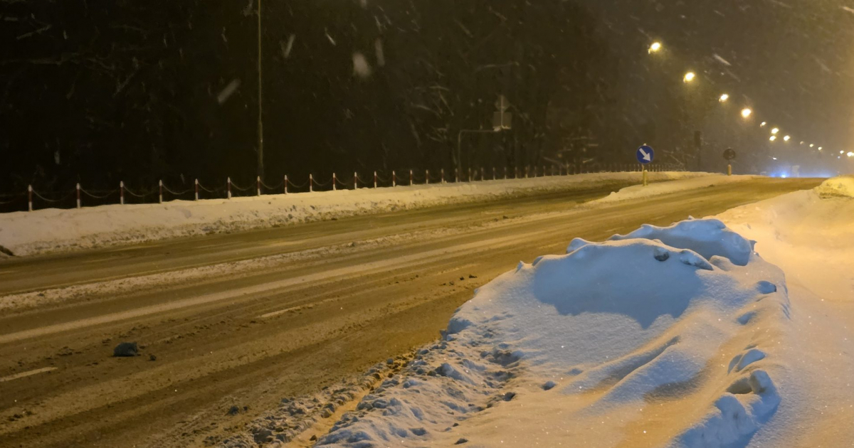 DOMARADZ: Nietrzeźwa kobieta leżała na drodze. Szybka reakcja świadka zapobiegła tragedii