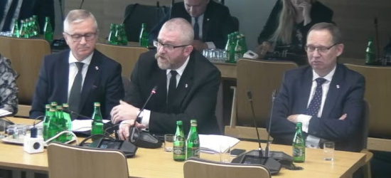 Sejm.TV : Komisja jest „ZA” uchyleniem immunitetu Grzegorza Brauna (VIDEO)