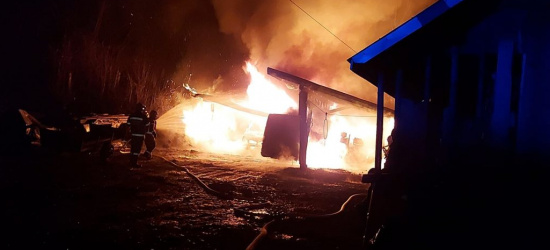 Pożar garażu. Spłonęły pojazdy. Ogromne straty! (FOTO)