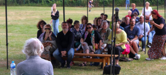 Gdzie poezja spotyka ciszę. Sztuka w sercu natury