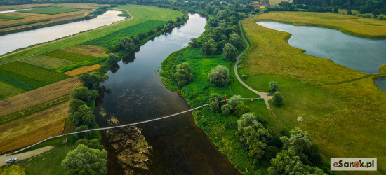 Wisząca kładka nad Sanem. Warto się tu zatrzymać! VIDEO Z LOTU PTAKA