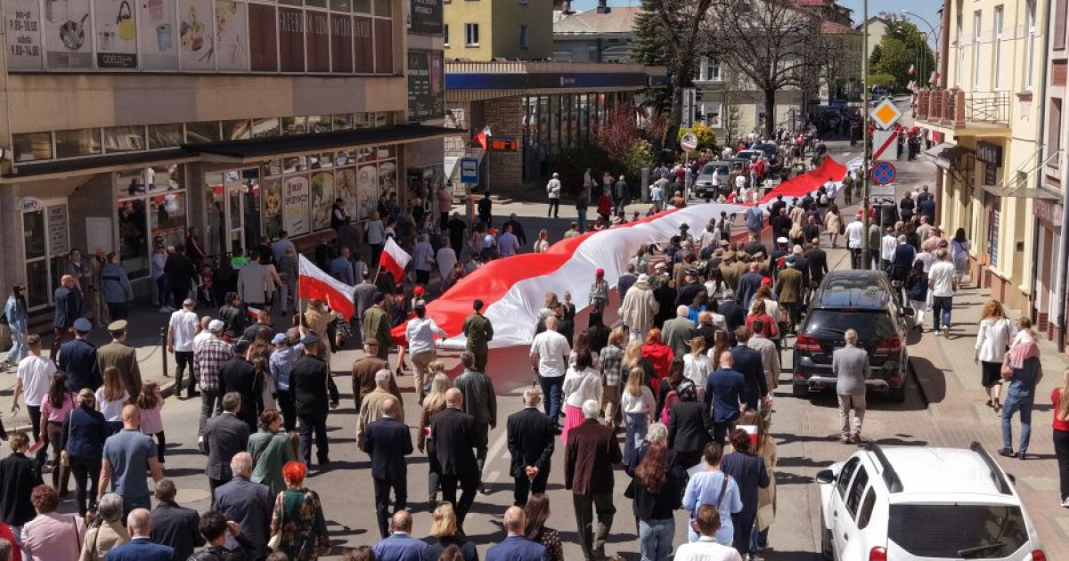 SANOK: Biało-czerwony pochód i 100-metrowa flaga. Uroczyście świętowano 235. rocznicę uchwalenia Konstytucji 3 Maja [VIDEO, ZDJĘCIA]