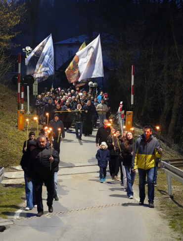 Modlitwa i trzeźwość na zagórskim Karmelu. Relacja z wyjątkowej Drogi Krzyżowej [VIDEO, ZDJĘCIA]