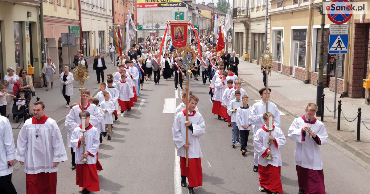 W duchu modlitwy! Procesja Bożego Ciała ulicami Sanoka [VIDEO, ZDJĘCIA]