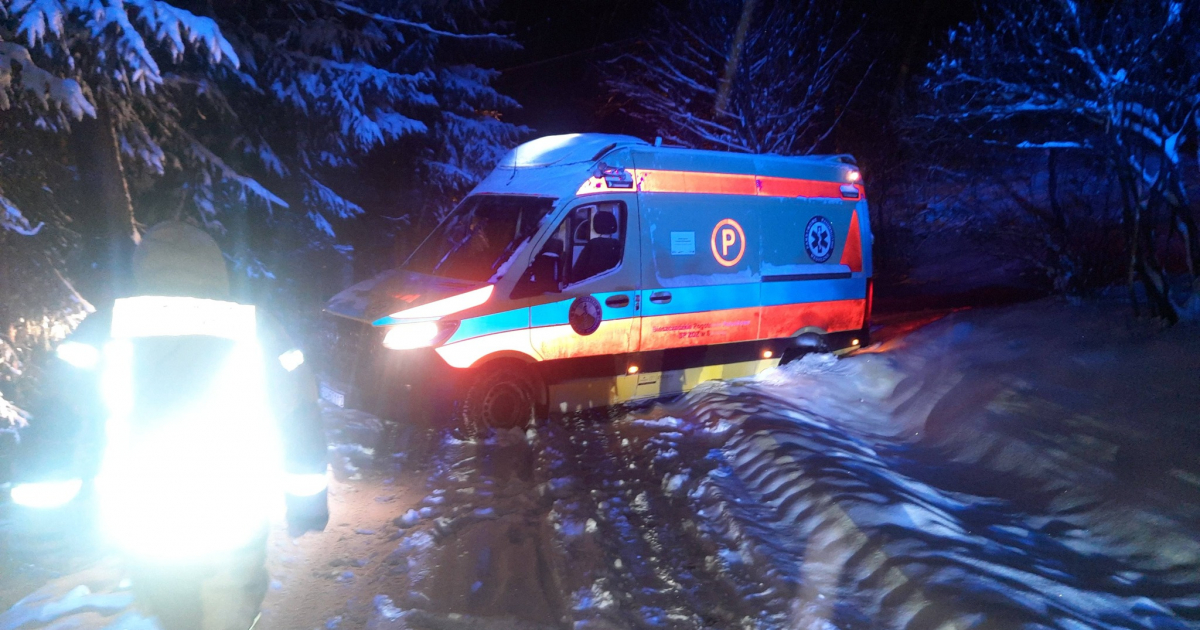 HUMNISKA: Karetka utknęła w śniegu. Strażacy z OSP ruszyli na pomoc [ZDJĘCIA]