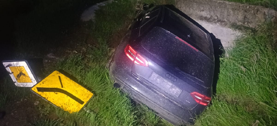 23-latek stracił panowanie nad pojazdem i wpadł do rowu [ZDJĘCIA]