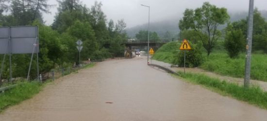BIESZCZADY: Potężne ulewy. Podtopienia, zalane drogi (ZDJĘCIA)