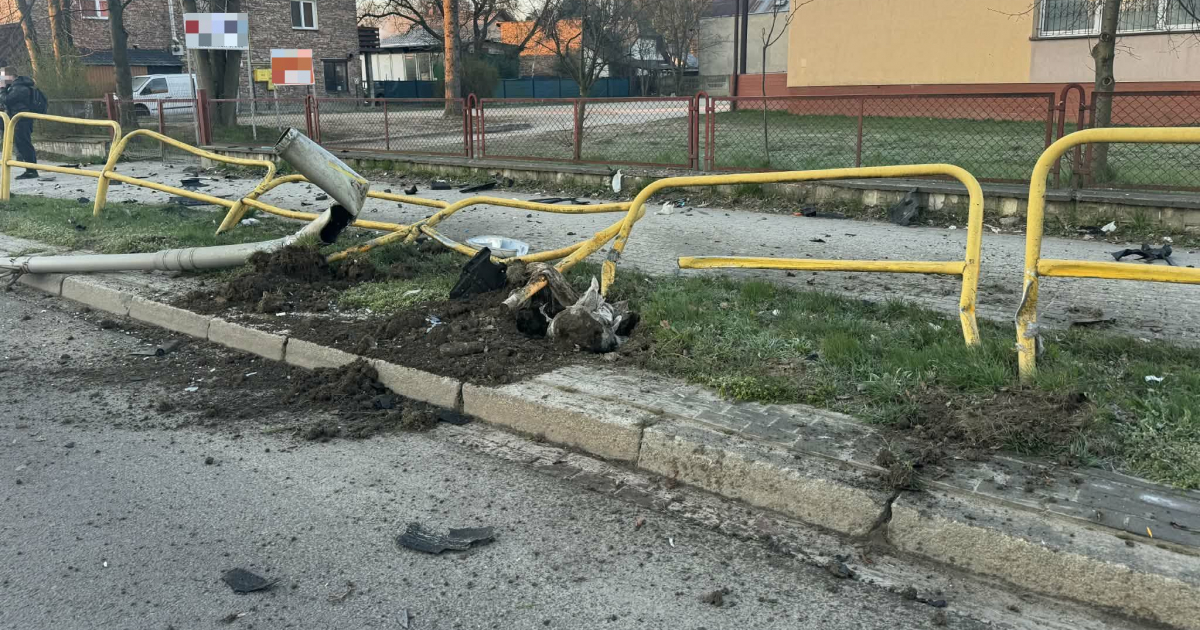 SANOK: Niebezpieczny poranek na ul. Lipińskiego. Samochód uderzył w bariery i przewrócił się na bok