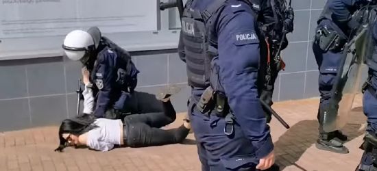 POLSKA: Zamaskowani policjanci brutalnie biją kobiety na ulicach polskich miast (nowe VIDEO)