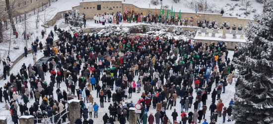 SANOK: Mędrcy ze Wschodu złożyli dary Świętej Rodzinie. Tłumy sanoczan na Orszaku Trzech Króli [VIDEO, ZDJĘCIA]