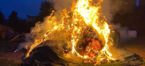 Groźny incydent w Uhercach Mineralnych. Podpalił siano, bo nie wpuścili go do domu
