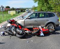 Motocykle na drogach! Kierujący osobówka nie ustąpił pierwszeństwa, dwóch rannych w szpitalu (ZDJĘCIA)