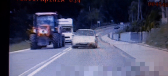 O krok od czołowego zderzenia z radiowozem. Kierowca odpowie przed sądem [VIDEO]