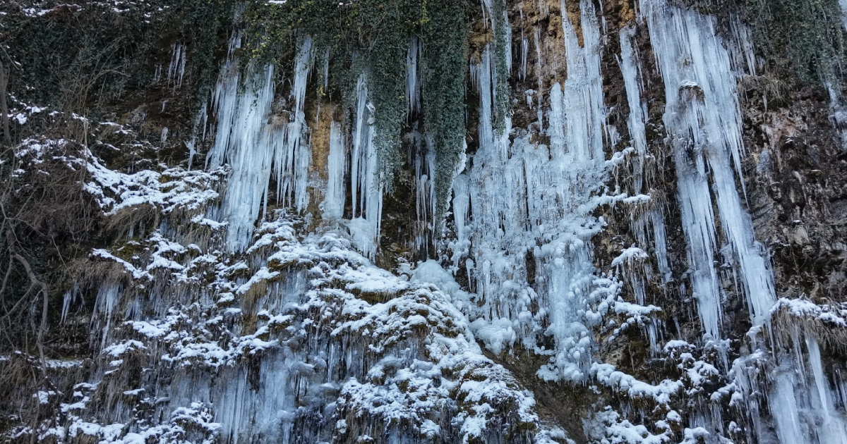 Lodospady w Rudawce Rymanowskiej. Zimowy spektakl natury przyciąga turystów. VIDEO, ZDJĘCIA Z LOTU PTAKA!