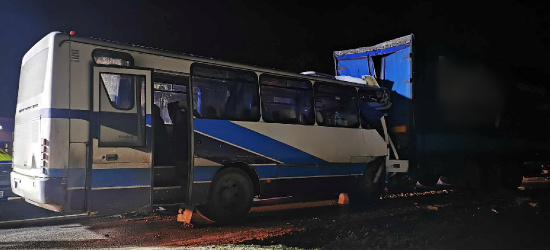 PODKARPACIE: Autobus zderzył się z ciężarówką. Ranna jedna osoba