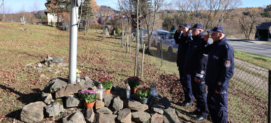 POWIAT BIESZCZADZKI: Policjanci oddali hołd poległym funkcjonariuszom