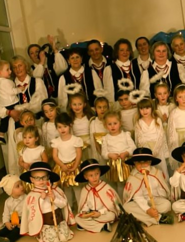 Bożonarodzeniowy klimat w Pakoszówce w wykonaniu najmłodszych [VIDEO]