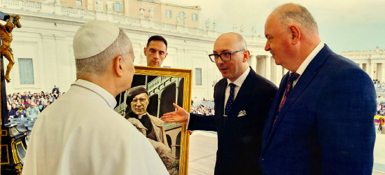 Obraz kard. Wyszyńskiego dla Ojca Świętego. Historyczna wizyta w Watykanie [ZDJĘCIA]