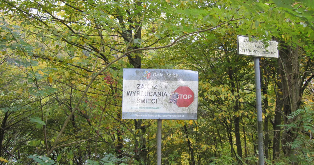 DĘBNA: Dzikie wysypisko i martwy królik na drzewie! (ZDJĘCIA)