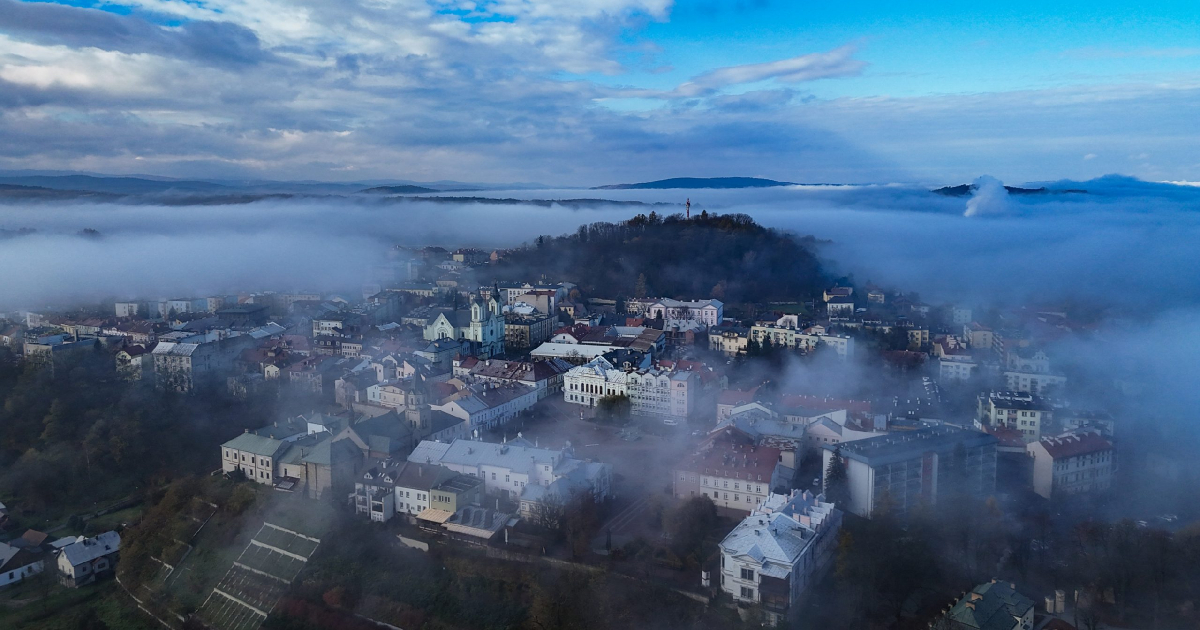 Ale cudo! Sanok we mgle. ZOBACZ SPEKTAKULARNE UJĘCIA Z LOTU PTAKA [ZDJĘCIA]