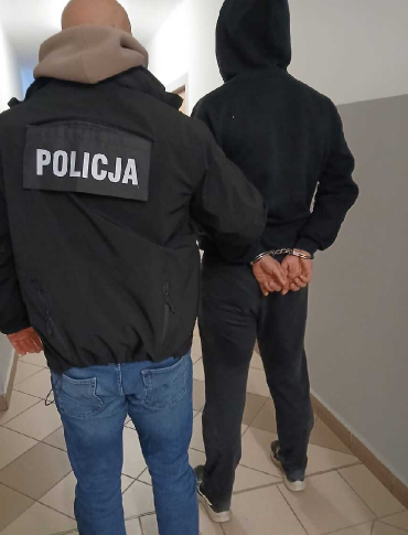 Niezamknięty bus stał się łatwym celem. Policjanci odzyskali skradziony sprzęt