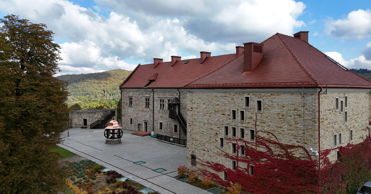 Zabytkowa studnia na dziedzińcu sanockiego zamku odtworzona! Historyczny element powraca po latach [VIDEO, ZDJĘCIA]