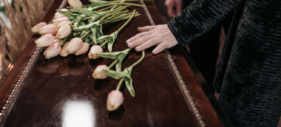 ZUS: Komu i w jakiej wysokości przysługuje zasiłek pogrzebowy?