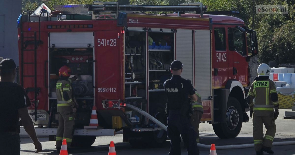 SANOK: Groźny pożar przy ul. Kamiennej! Ogień objął poddasze warsztatu [VIDEO, ZDJĘCIA]