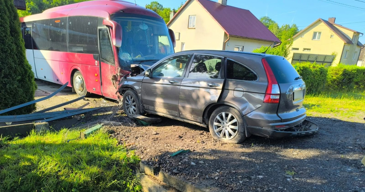 Groźne zdarzenie w Nowosiołkach. Osobówka uderzyła w autobus [ZDJĘCIA]