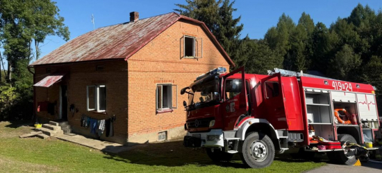 Groźny pożar domu w Krzywem. Jedna osoba podtruta gazami [ZDJĘCIA]