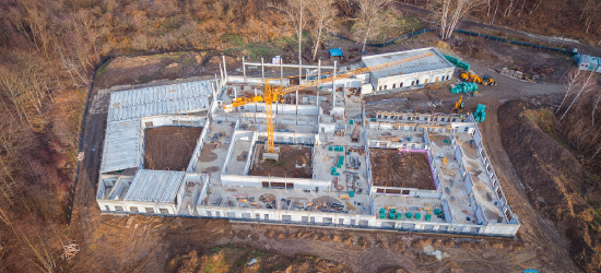 SANOK: Nowy budynek SOSW rośnie w oczach. Budowa wkracza w kluczowy etap [ZDJĘCIA Z LOTU PTAKA]