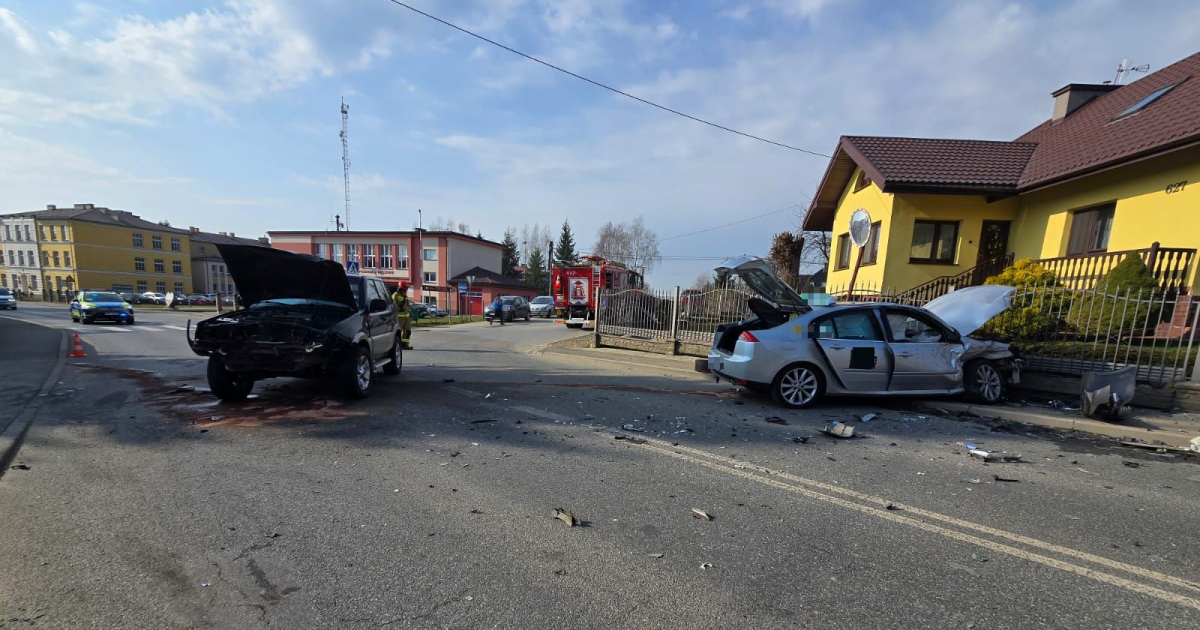 HACZÓW: Zderzenie nissana z renault. Dwie osoby trafiły do szpitala