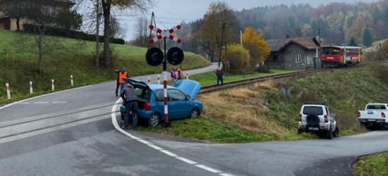 BEZMIECHOWA: Zderzenie osobówki z szynobusem! (ZDJĘCIE)