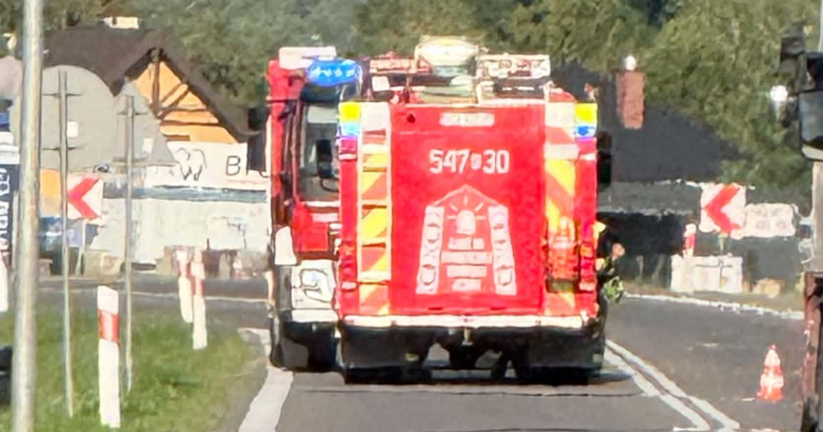 PILNE. Dachowanie auta w Sanoczku. Trzy osoby poszkodowane [VIDEO, ZDJĘCIA]