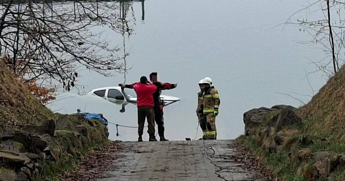 Samochód osobowy zsunął się do Jeziora Solińskiego [ZDJĘCIA]