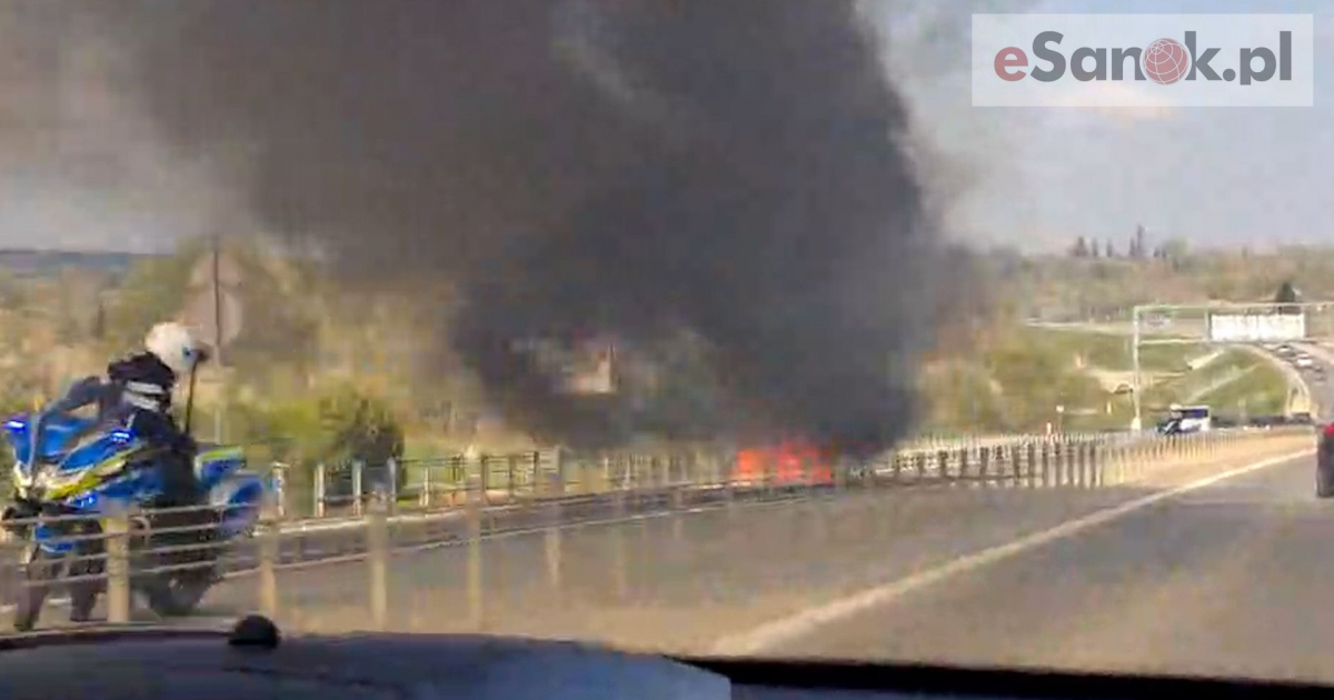 Pożar na obwodnicy Sanoka. Spłonął samochód osobowy [VIDEO]